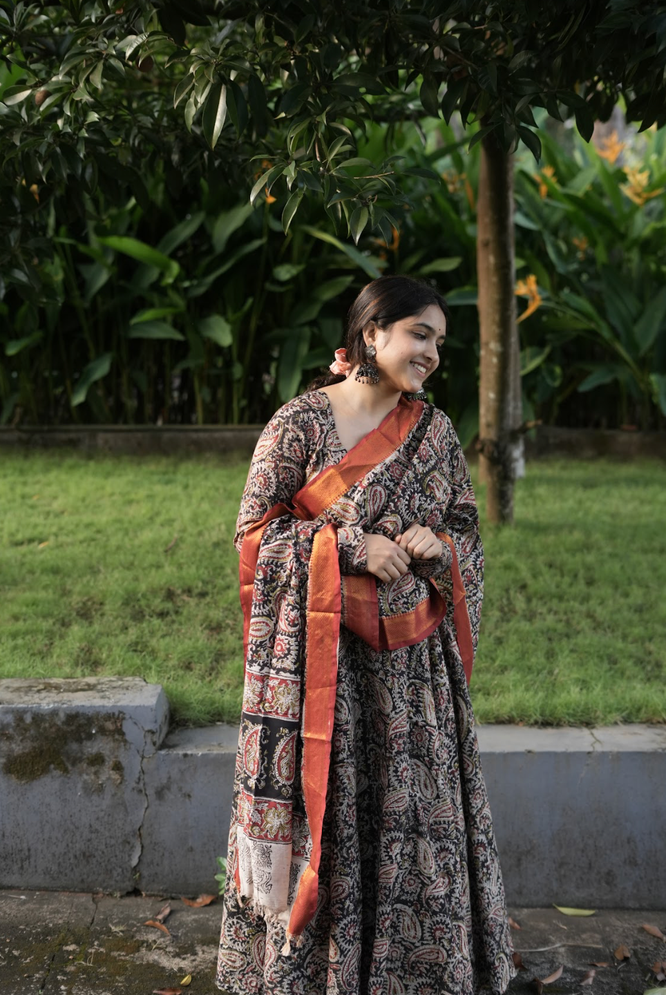Yamini-Black