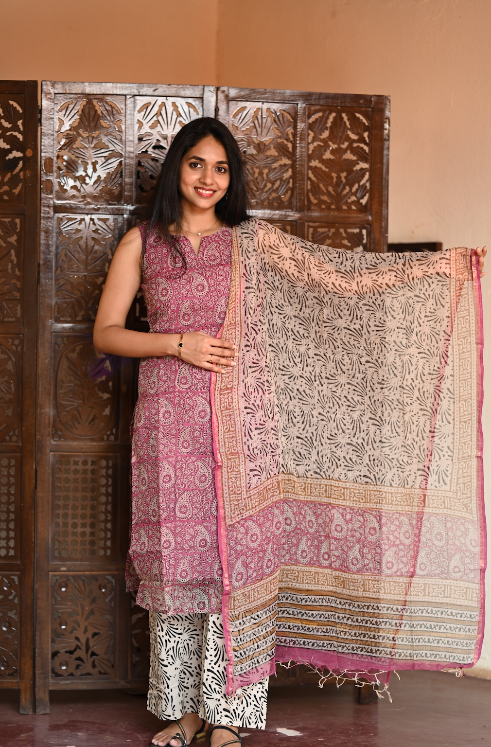 PRANATI -Pink paisley (sleeveless kota cotton suit)