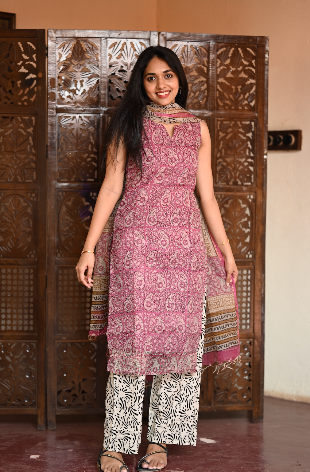 PRANATI -Pink paisley (sleeveless kota cotton suit)