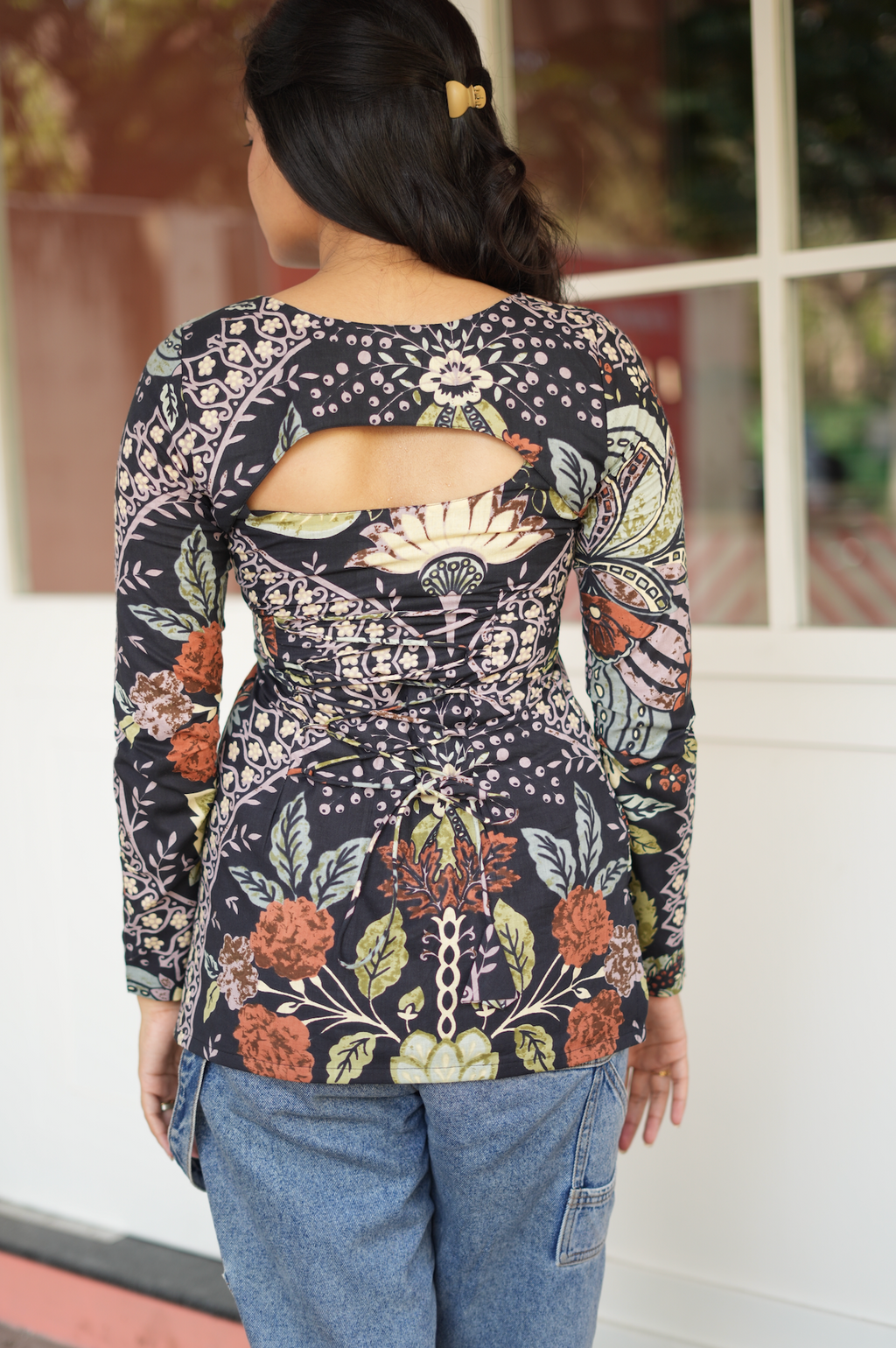 Back view of Jaipur cotton short Kurti in dark floral print – full sleeve with border trim, 28 inch ethnic Indian top for women