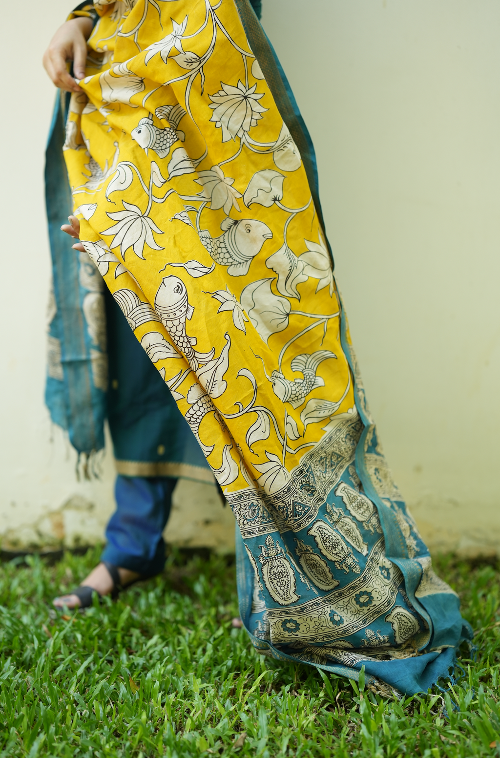 Close-up of Kalamkari dupatta border paired with teal blue Narayanpet handloom ethnic wear
