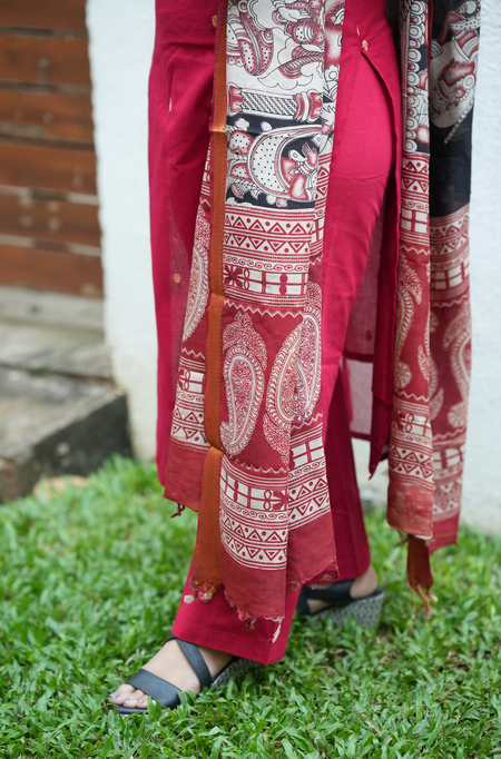 Close-up of pen Kalamkari dupatta print paired with crimson red handloom ethnic wear for women