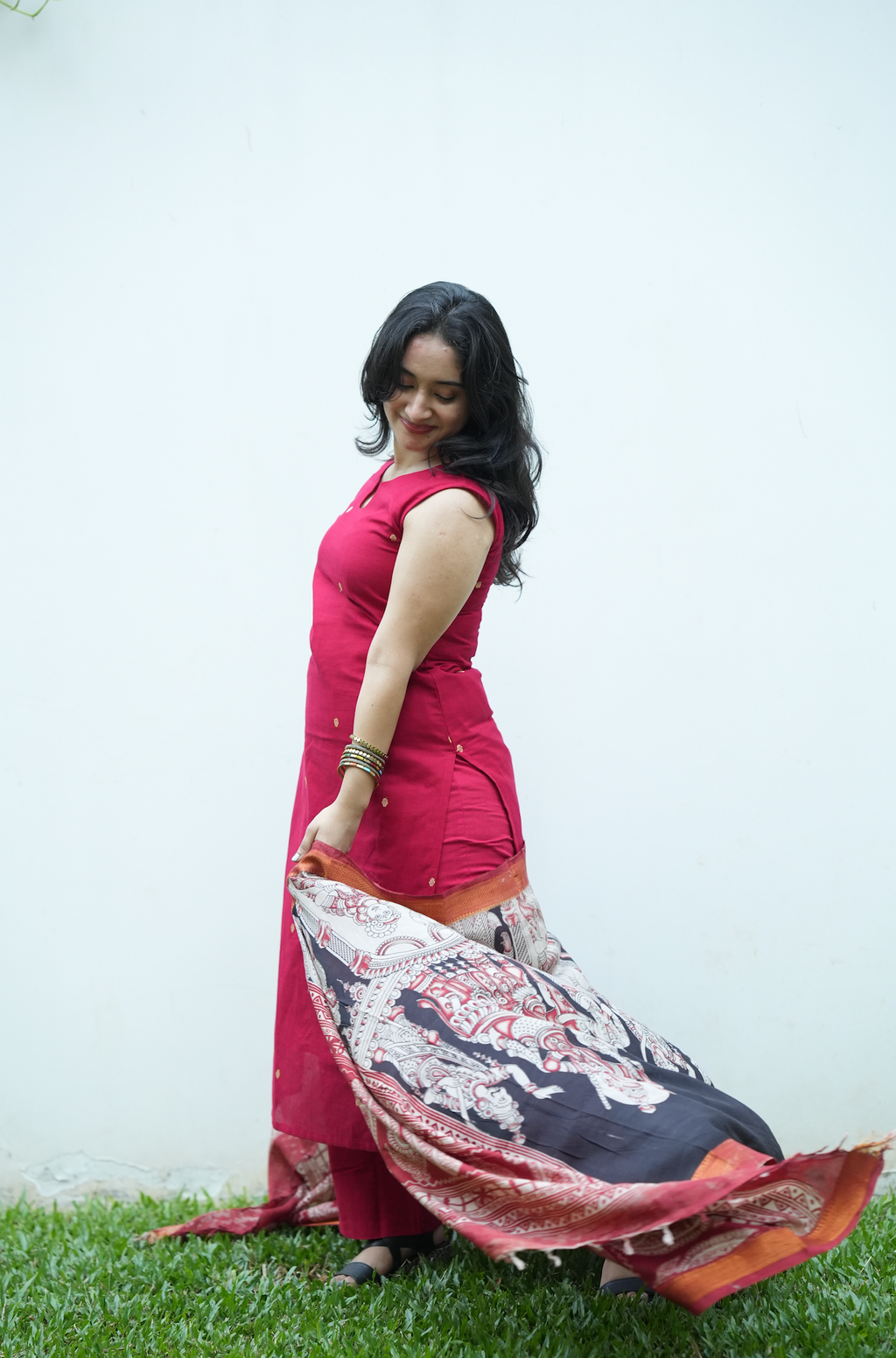 Women’s red Narayanpet handloom kurta set with traditional Kalamkari dupatta and ethnic festive styling